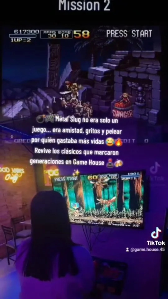Persona jugando en una cabina arcade de Star Wars